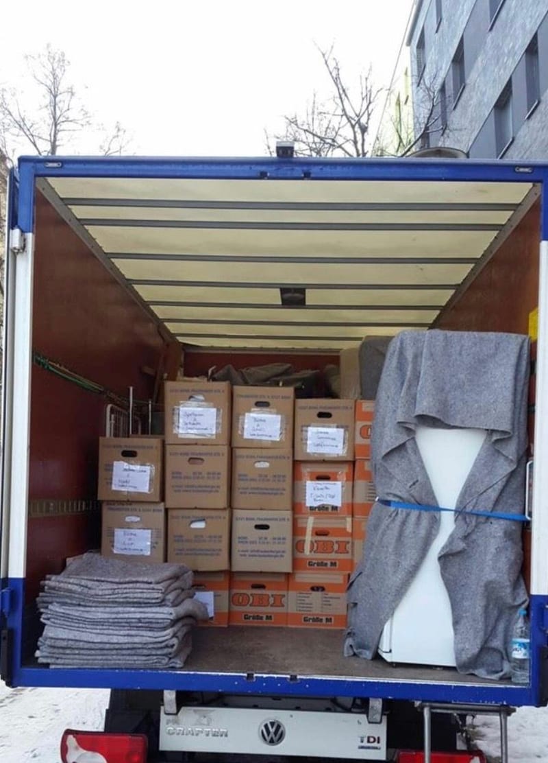 Beladener Laderaum mit geschützten Möbeln und Kartons