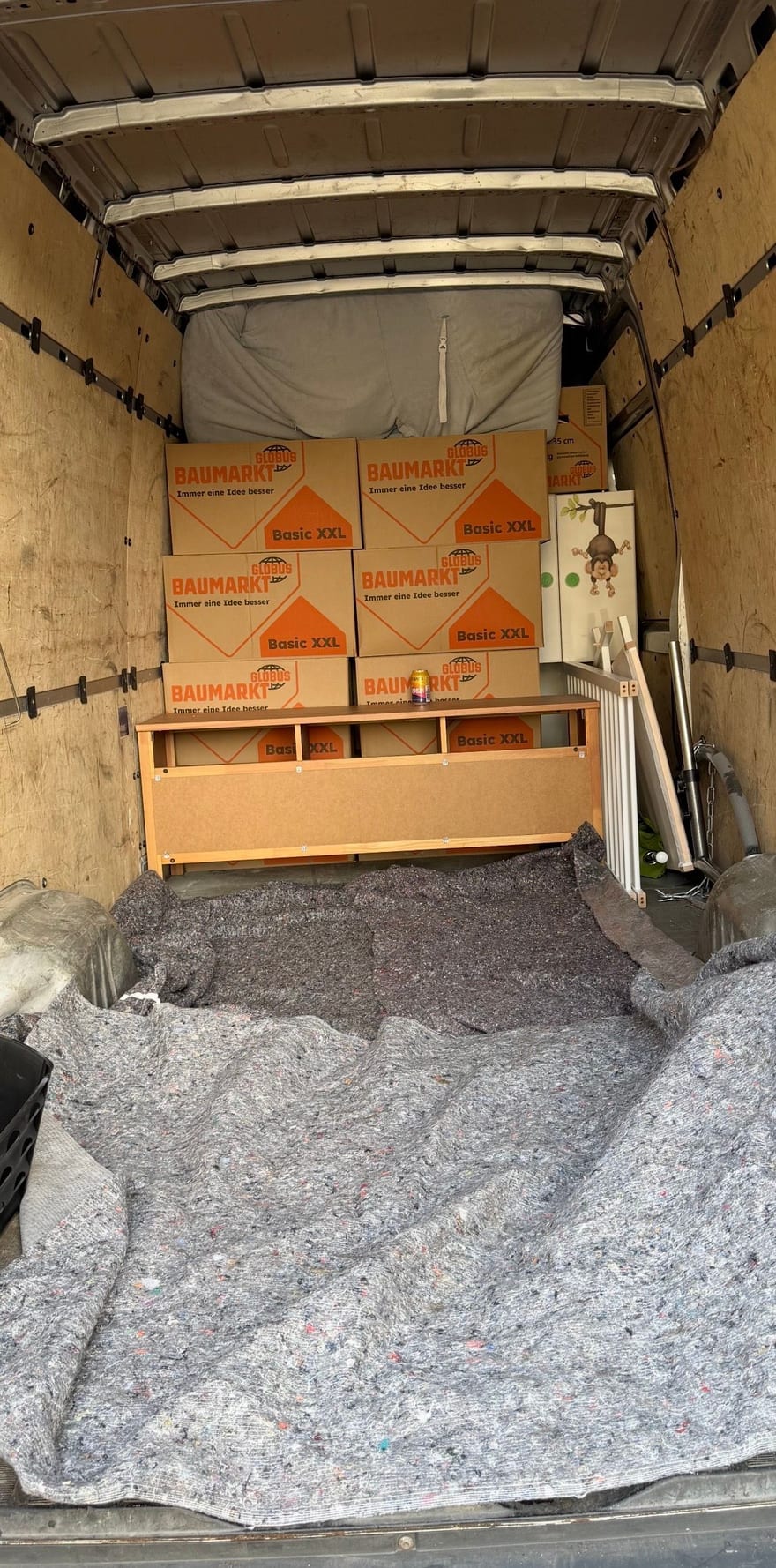 Sauber gepackter Transporter mit Schutzdecken und Kartons